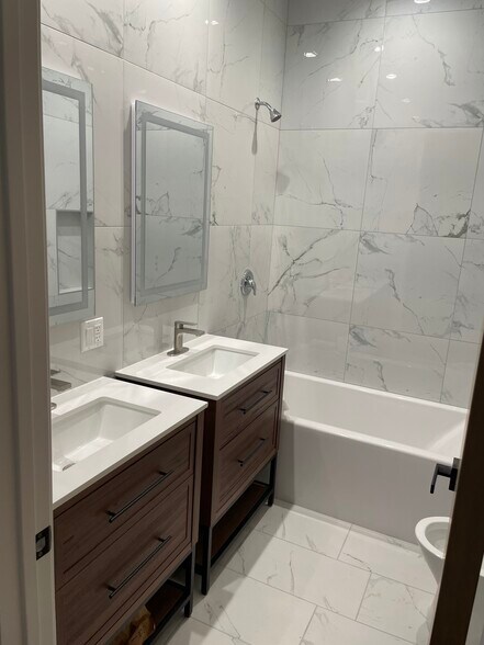 Building Photo - 934 W Diversey Pky