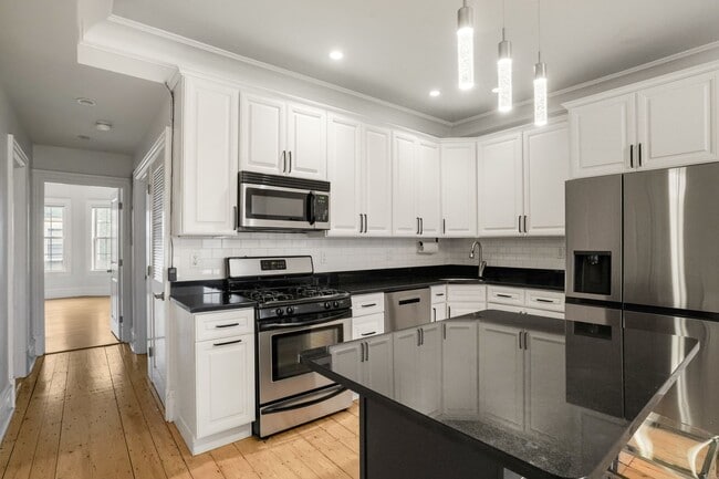 Building Photo - 703 E 4th St