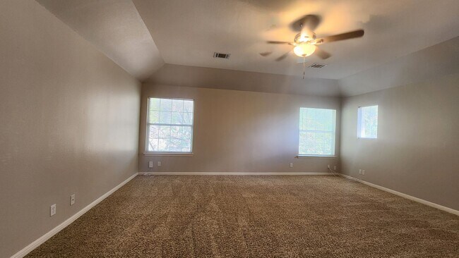 Building Photo - Located In the heart of Stone Oak
