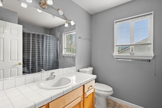 Building Photo - Beautifully Maintained 5 Bedroom Home In H...