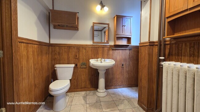 Building Photo - 3 bed - 1 bath One block from Grand Ave in...