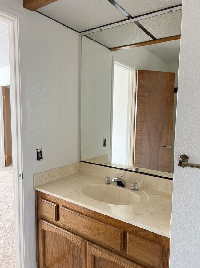 Building Photo - Spacious Two Bedroom Townhouse in Torrance $3,150