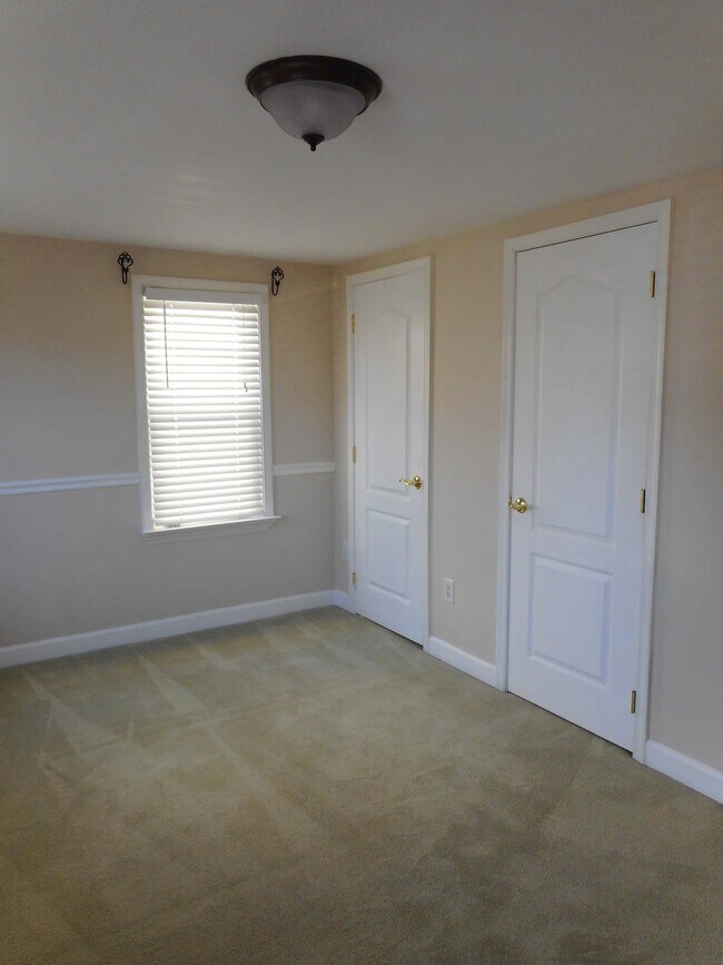 Building Photo - 608 Green St