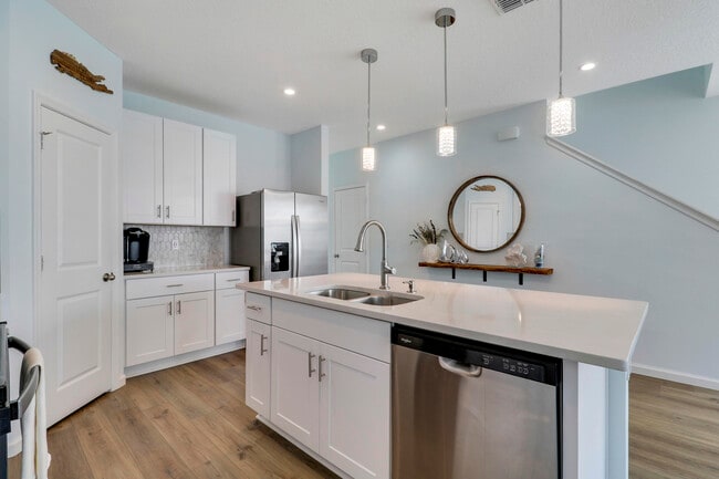 Building Photo - 5719 SE Edgewater Cir