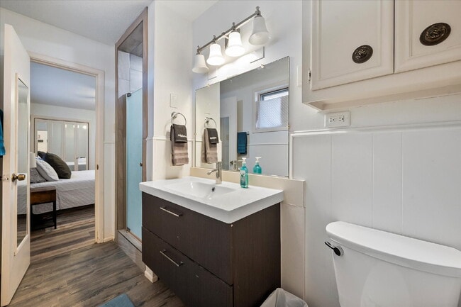 Building Photo - Fully Furnished Rental!!