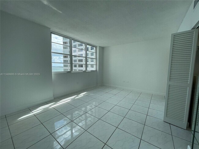 Building Photo - 825 Brickell Bay Dr