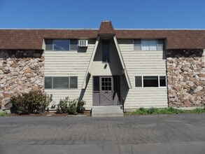 Building Photo - 1622 E 9th St