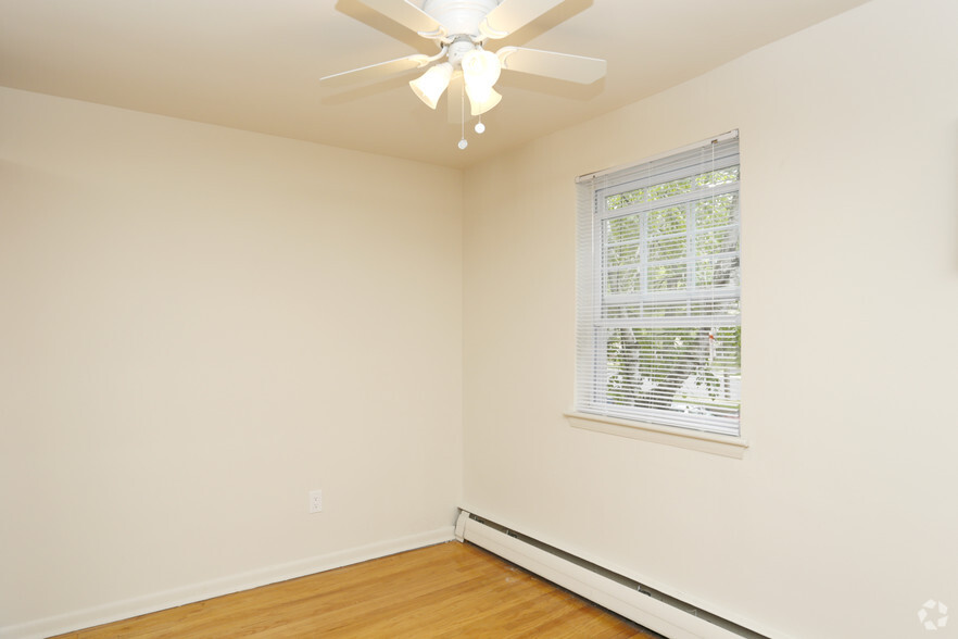 One Bedroom-Dining Area - Parkside Manor