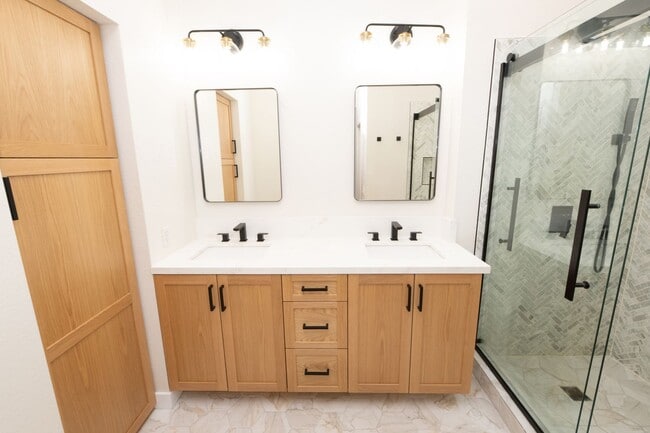 Building Photo - Beautiful 2 bed 2.5 bath condo available n...