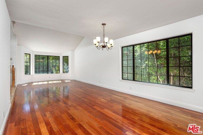 Building Photo - 13031 Magnolia Blvd