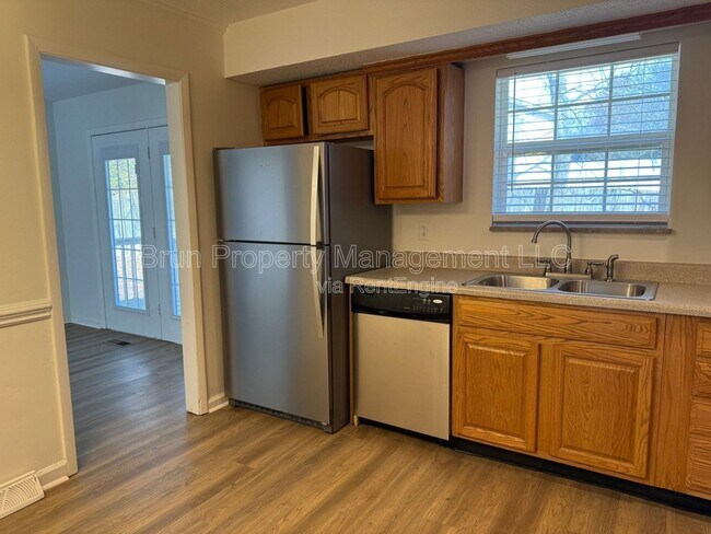 Building Photo - 11105 Lake Hills Dr