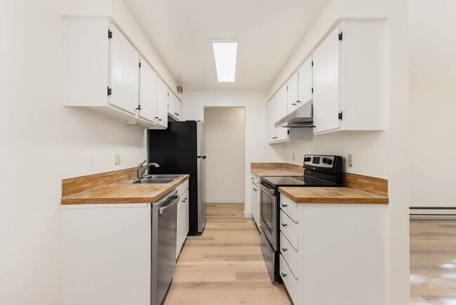 Building Photo - 1 Bedroom 1 Bath Condo in Kirkland, new flooring plus great amenities!