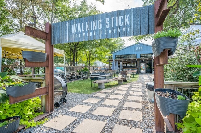 Building Photo - 701 W 32nd St