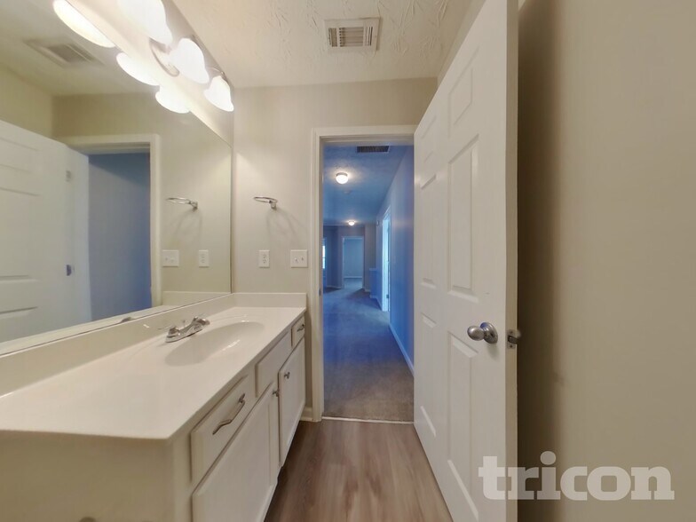 Building Photo - 2345 Village Green Dr