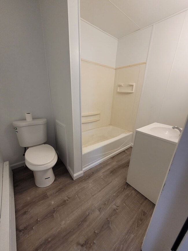 Building Photo - 1 Bedroom 1st floor with private entrance Lebanon