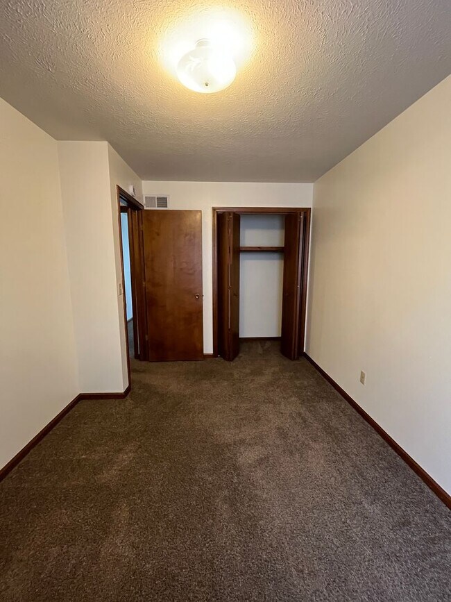 Building Photo - 515-C S Silverwood Lane