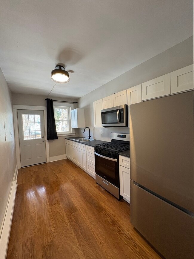 Building Photo - 905 N Sheridan Rd