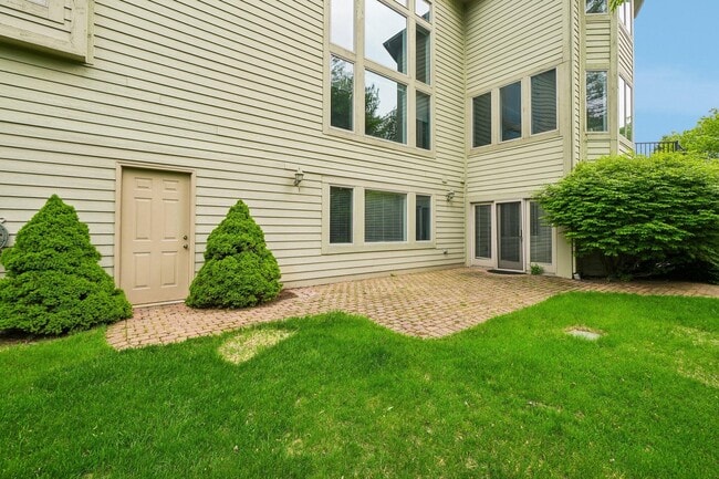 Building Photo - 1819 Brookview Dr
