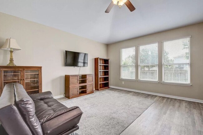 Building Photo - 4 bed Kensington Trail Subdivision