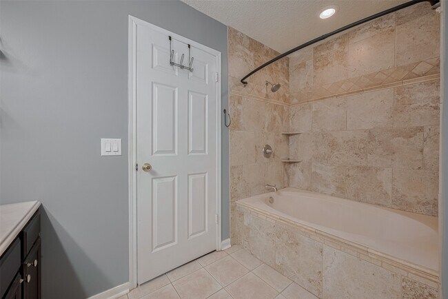 Building Photo - 9911 Villa Verde Dr