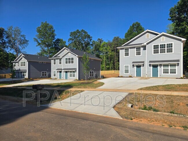 Building Photo - 402 Giles St