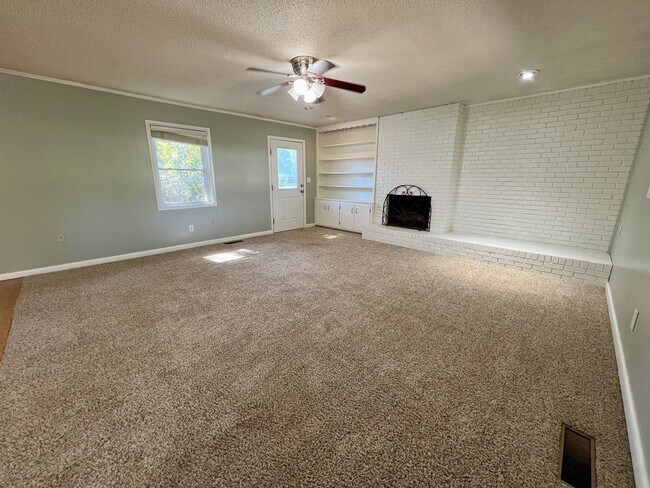 Building Photo - 3 Bedroom Home in Greenwood!