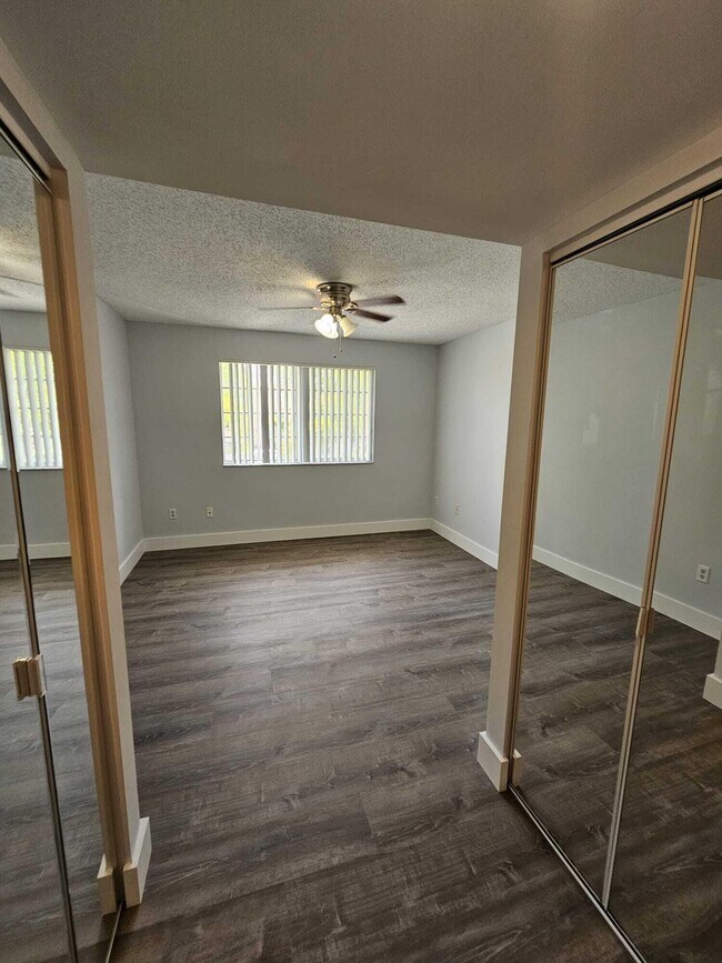 Building Photo - 1100 Crestwood Ct S