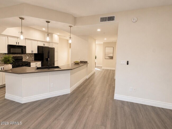 Building Photo - 7401 W Arrowhead Clubhouse Dr