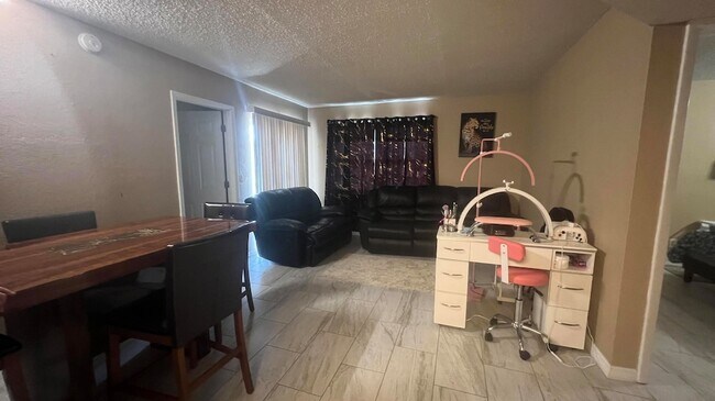 Building Photo - 1524 SE Royal Green Cir