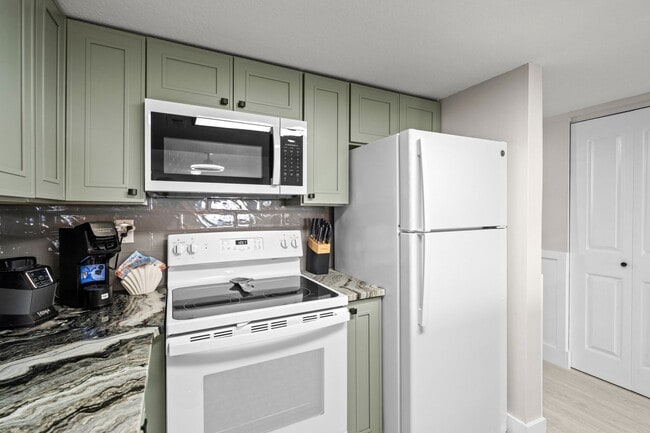 Building Photo - Sea Mark Tower – 3BR Ocean-View Condo