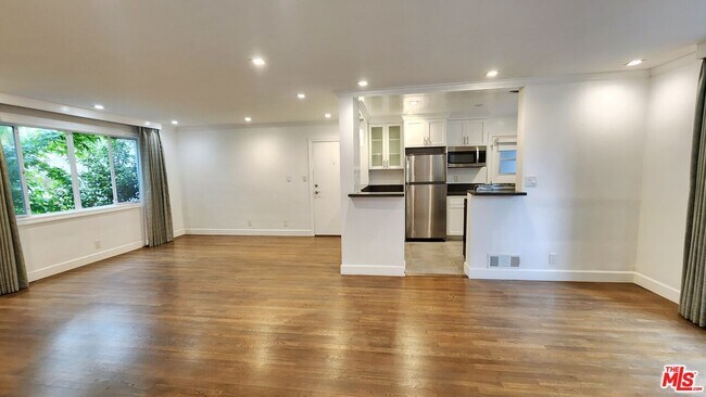Building Photo - 140 San Vicente Blvd
