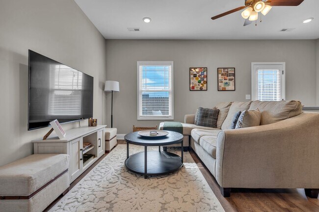 Building Photo - Pet Friendly Two Bedroom!