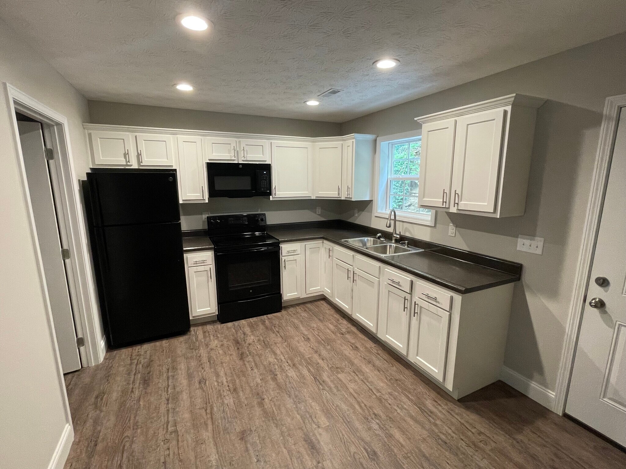 Building Photo - 1011 W 5th St