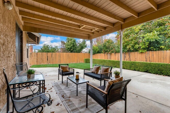 Building Photo - Quiet & Central Neighborhood - 3 Bedroom 2 Bathroom - Large Yard - Lawn Service Provided!