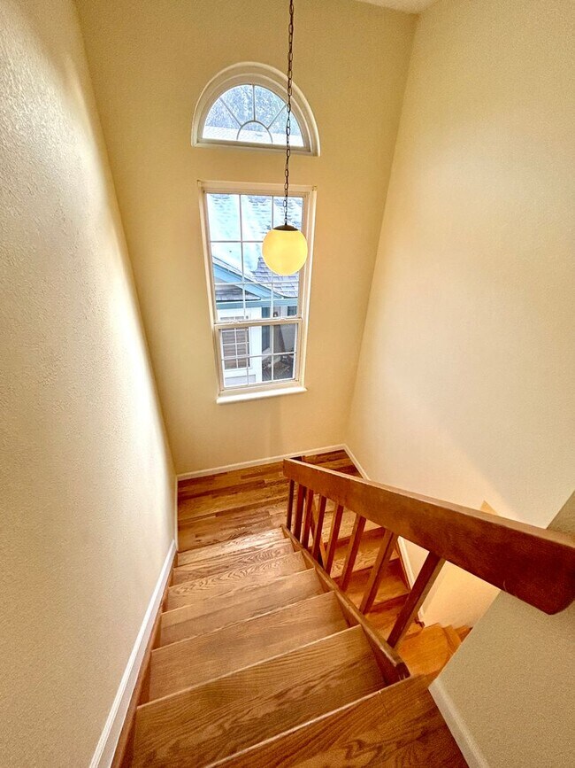 Building Photo - Looking for a Quality tenant who Appreciates a Gourmet Kitchen