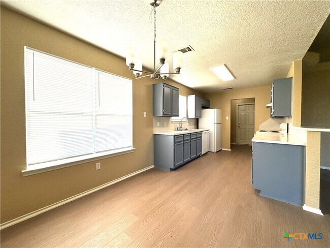 Building Photo - 2806 Maria Dr