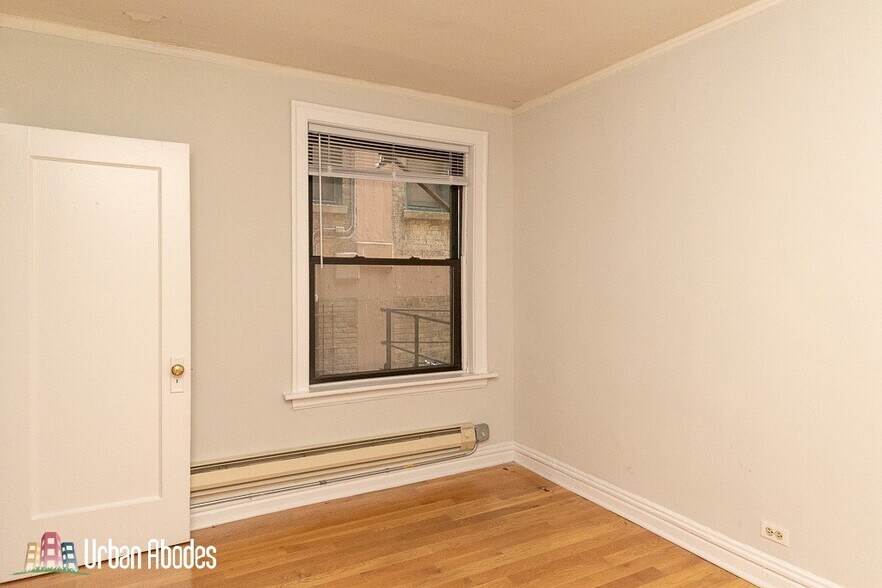 Building Photo - 533 W Roscoe St