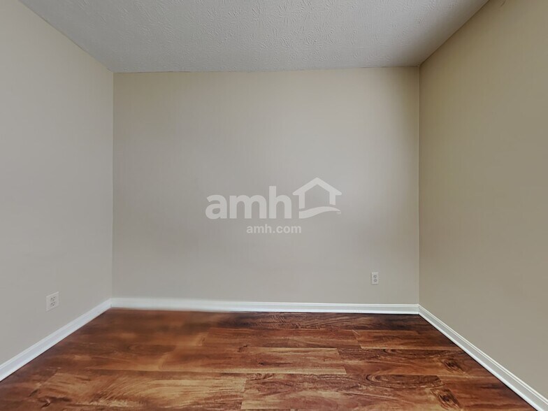 Building Photo - 3679 Shorewood Dr