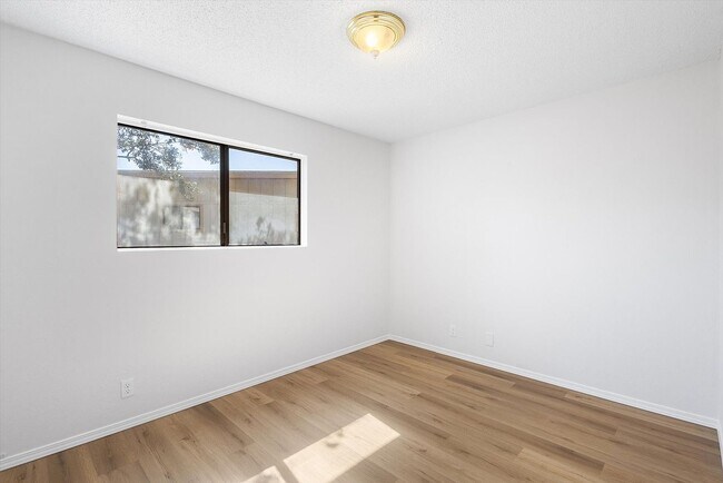 Building Photo - 1256 Rosewood Way