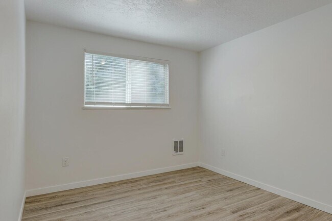 Building Photo - Newly Renovated Townhouse - Pet Friendly!!