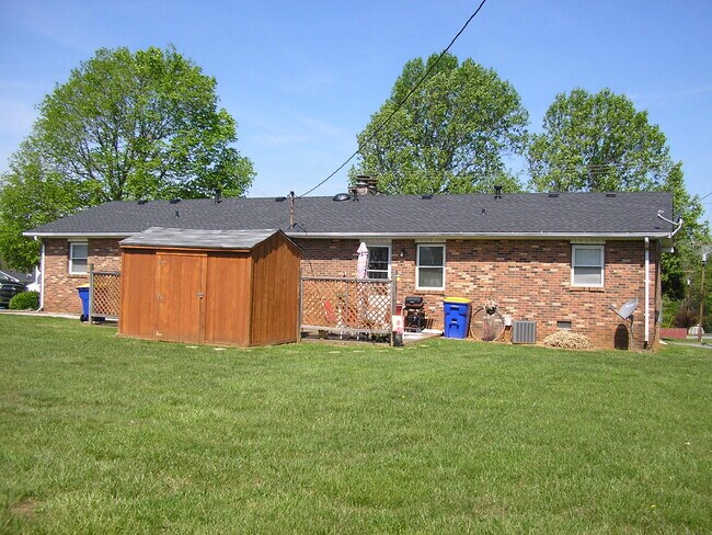 Building Photo - 2516 Edgehill Pl