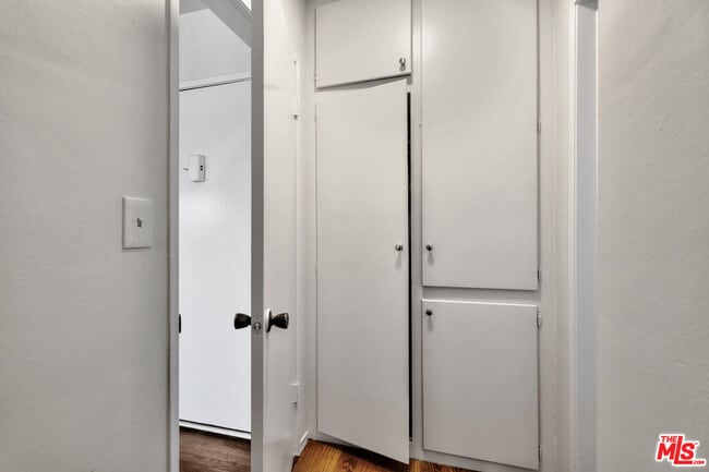 Building Photo - 932 Wilcox Ave