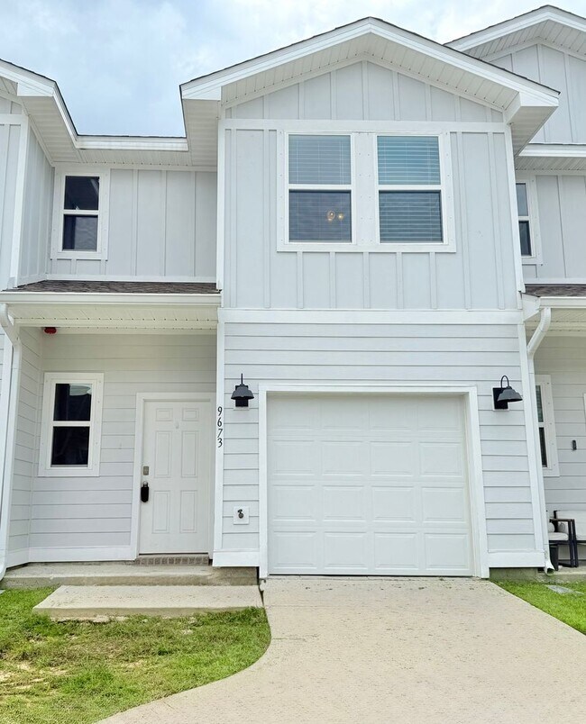 Primary Photo - Stunning Townhome – Prime Pensacola Location