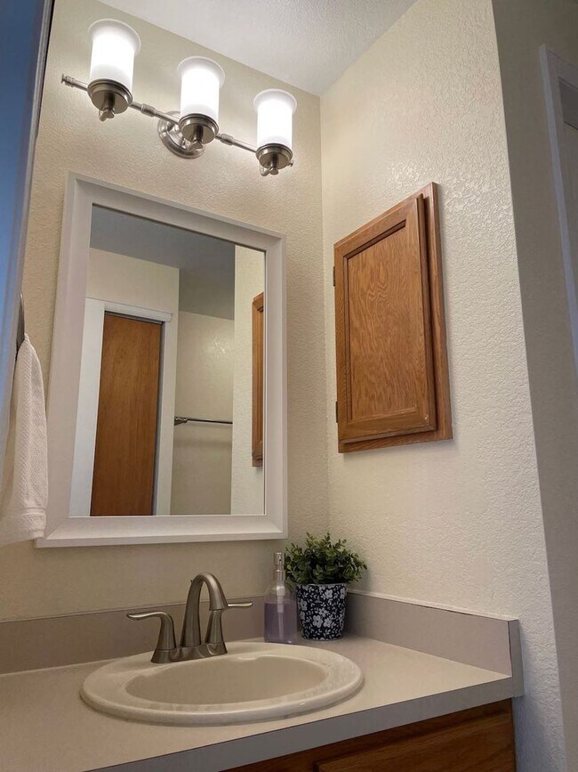 Building Photo - Charming 3b/2.5b Townhome In Louisville