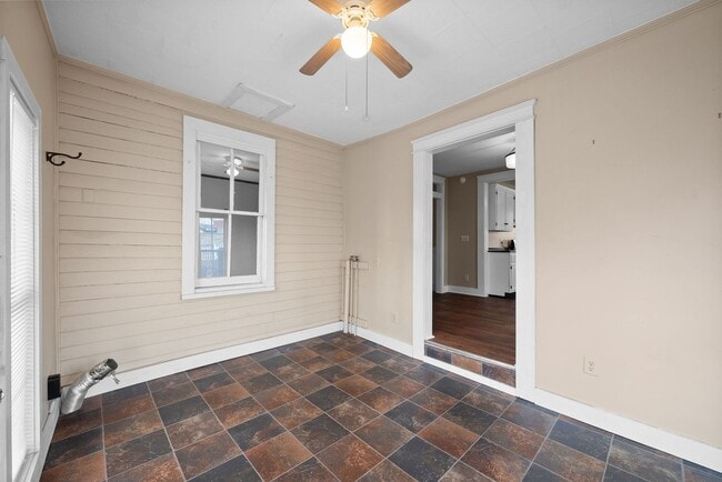 Building Photo - 2 Bedroom 2 Bath Pet Friendly Home For Ren...