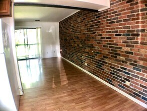 Building Photo - $1,200 - 2 Bed/1 Bath Private area near th...