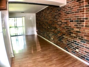 Building Photo - $1,200 - 2 Bed/1 Bath Private area near the Oval