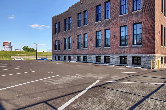 Building Photo - Super Studio Fun-geon