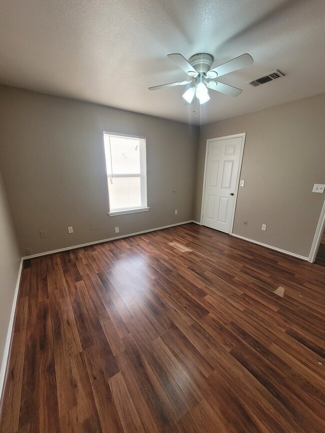 Building Photo - 3 bed 2 bath home with carport, move in re...