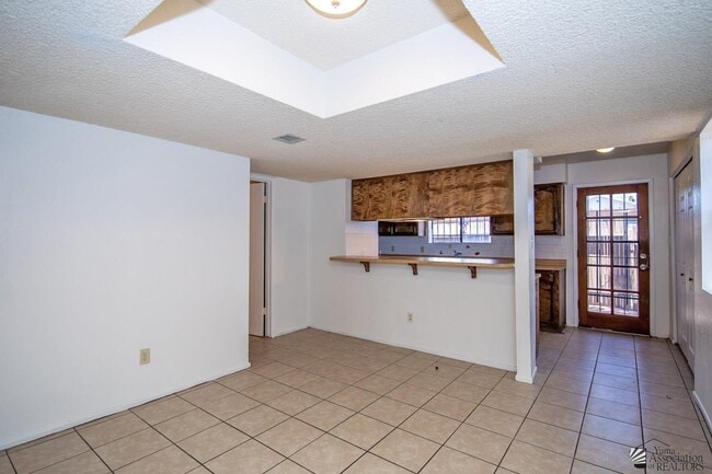 Building Photo - 833 S Avenue A